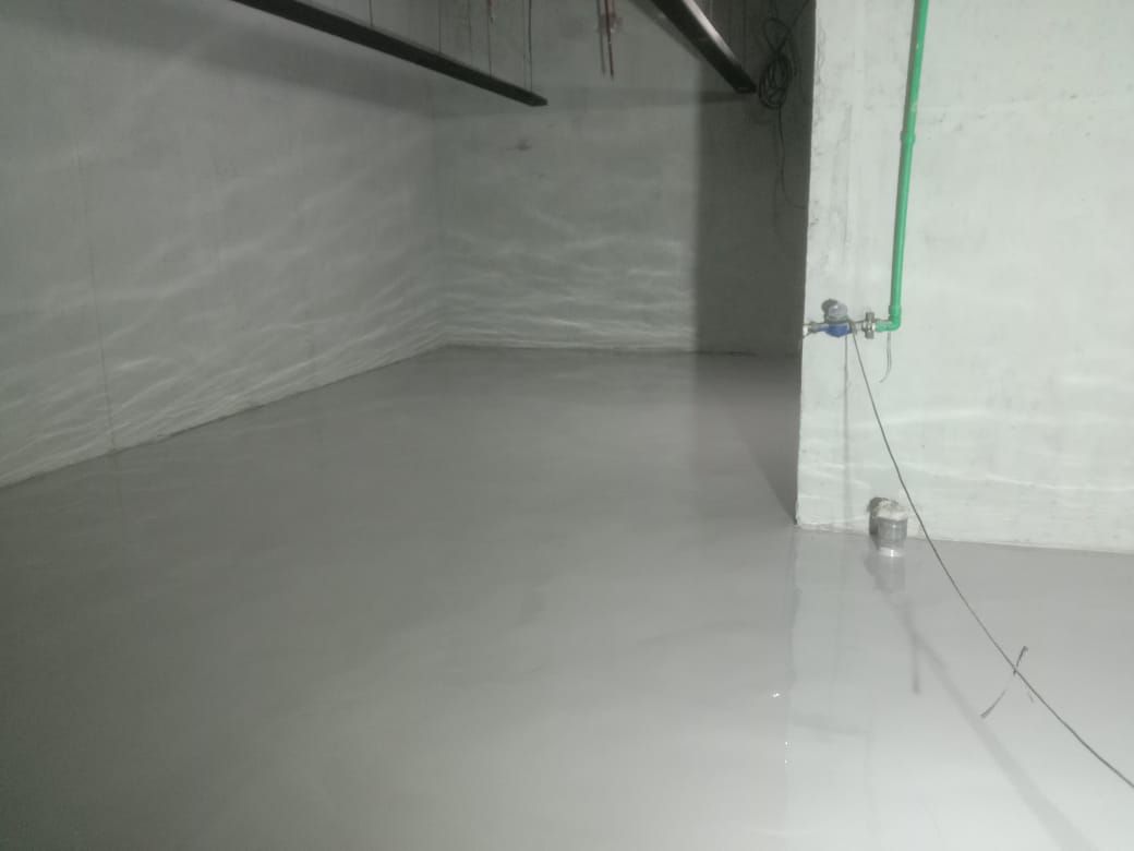 Unit ritel kosong di Grand Galaxy Park dengan lantai epoxy abu-abu muda (2/2)