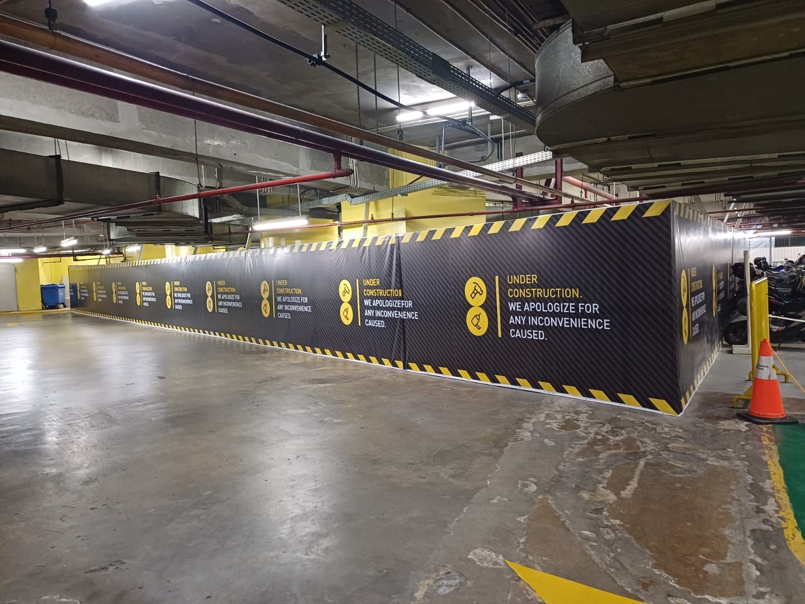 Basement parkir Grand Indonesia dengan grid marka kuning dan kolom bercat kuning (4/4)