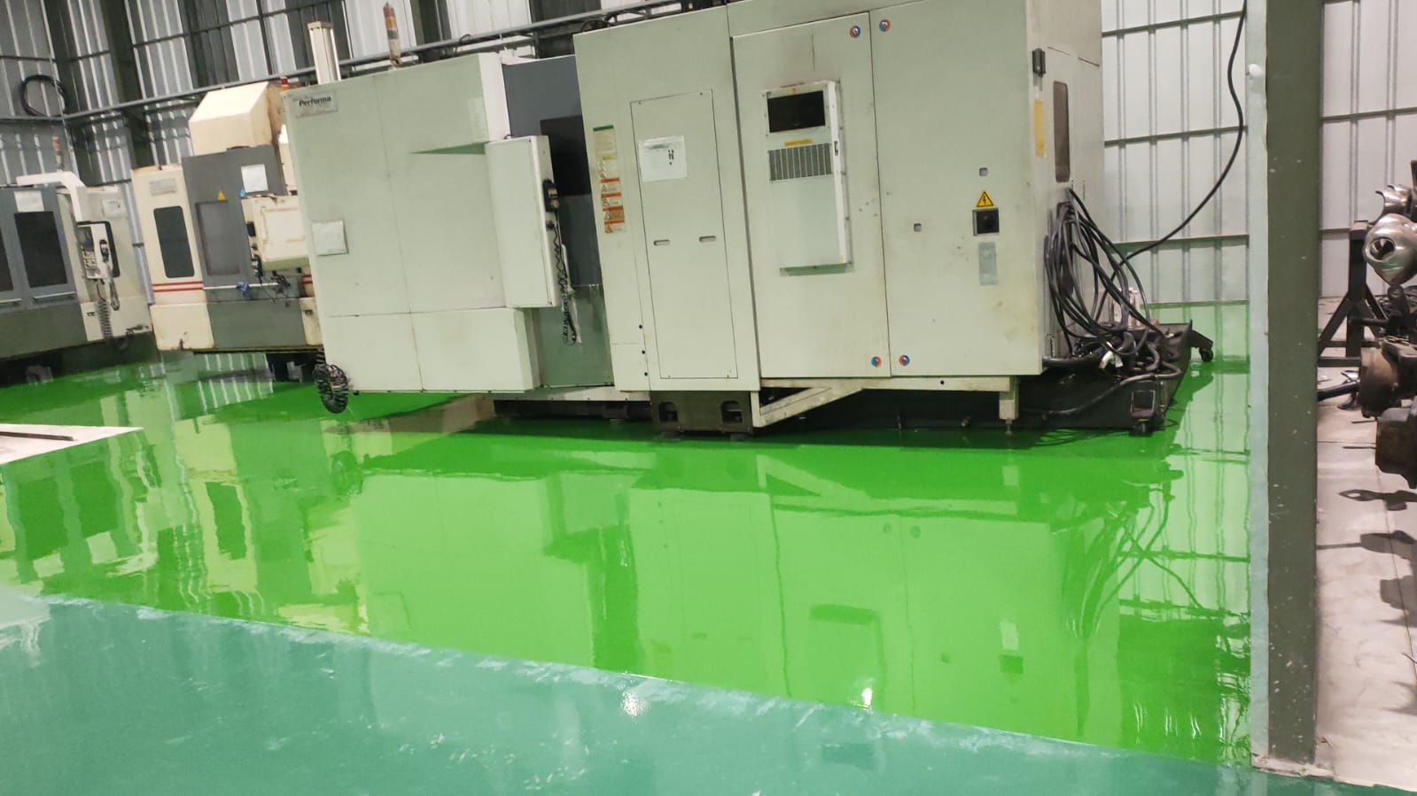 Lantai epoxy hijau di bawah mesin produksi PT HOFZ Indonesia (2/4)