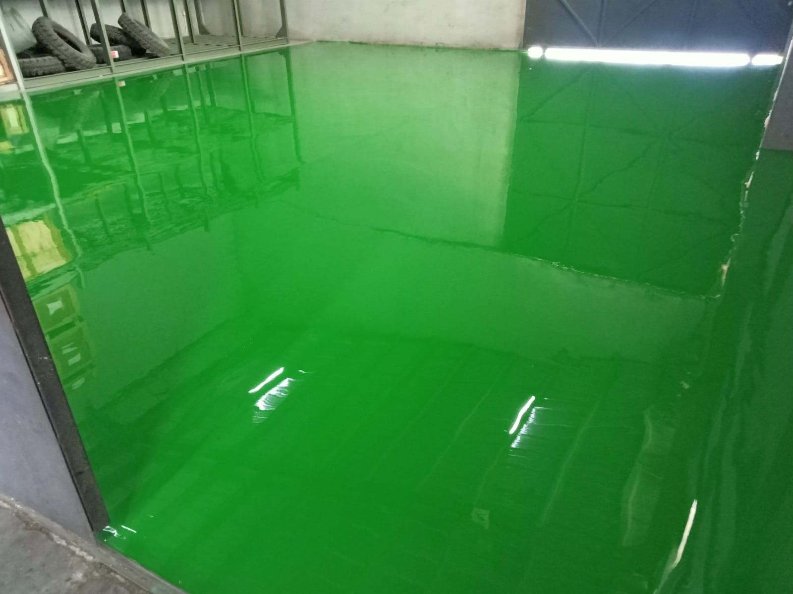 Lantai epoxy hijau di bawah mesin produksi PT HOFZ Indonesia (3/4)