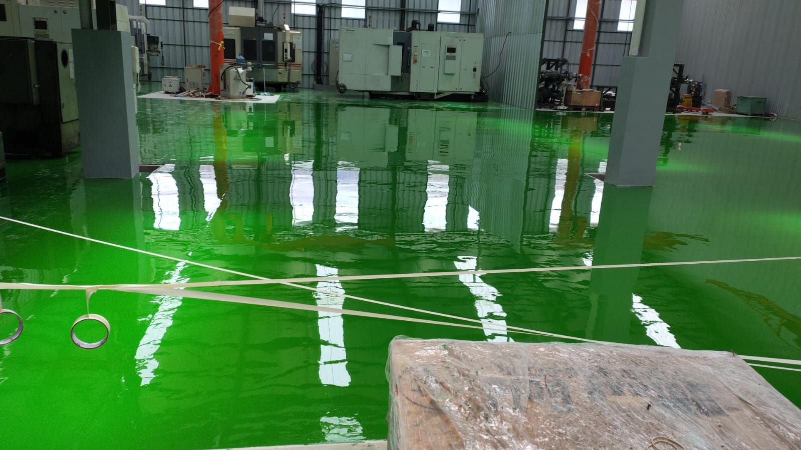 Lantai epoxy hijau di bawah mesin produksi PT HOFZ Indonesia (4/4)
