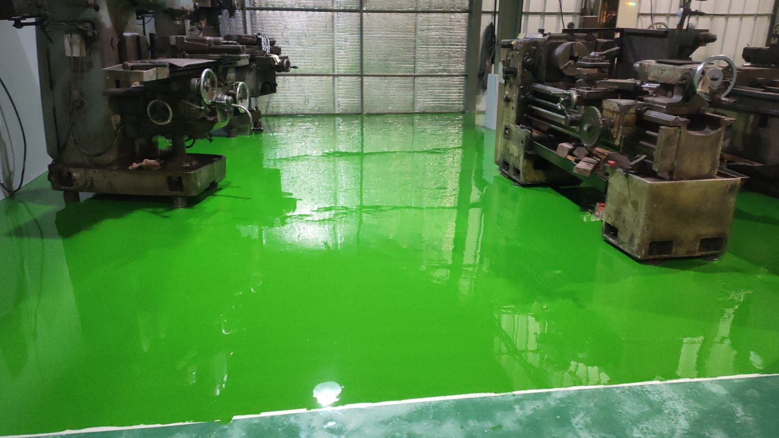 Lantai epoxy hijau di bawah mesin produksi PT HOFZ Indonesia