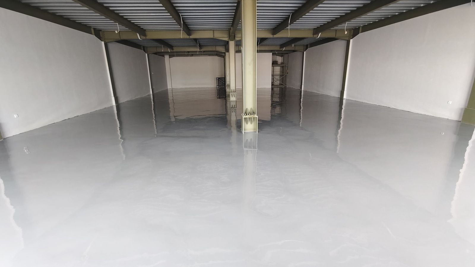 Ruang produksi Inti Berkat Jaya dengan lantai epoxy abu-abu muda dan rangka baja terbuka (3/3)