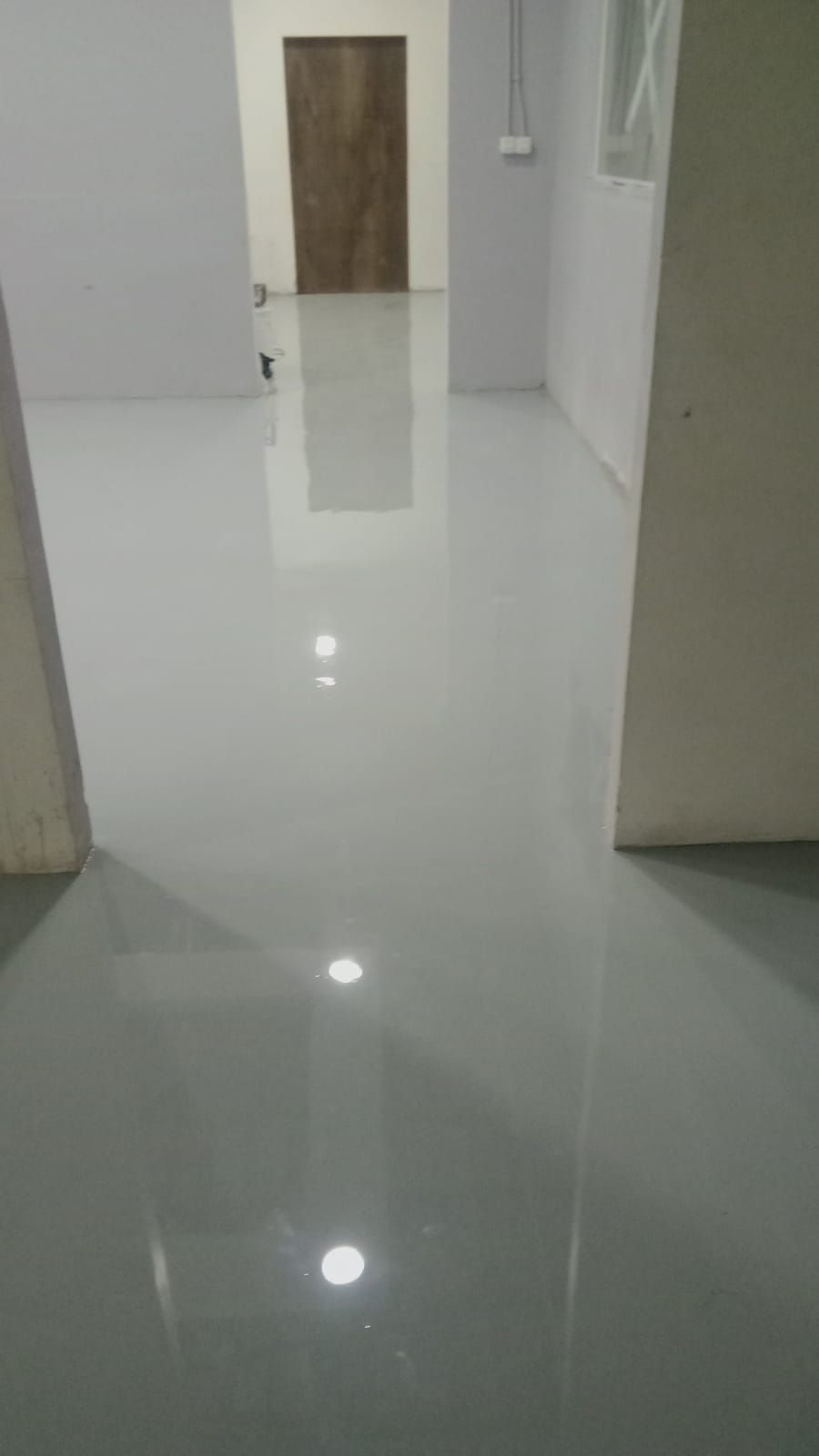 Lantai epoxy putih mengilap di ruang produksi Jakarta Cheese Factory (2/2)