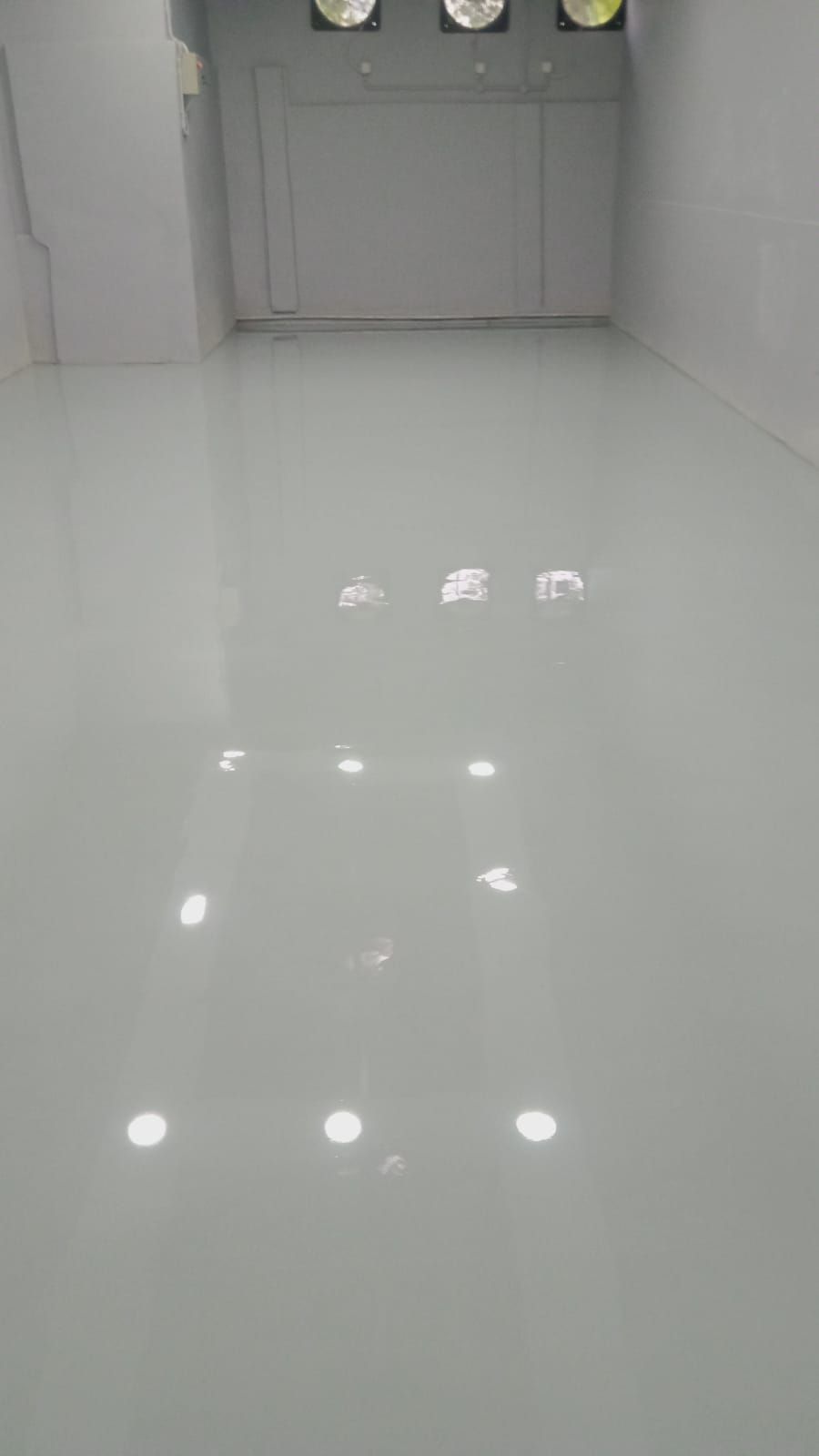 Lantai epoxy putih mengilap di ruang produksi Jakarta Cheese Factory