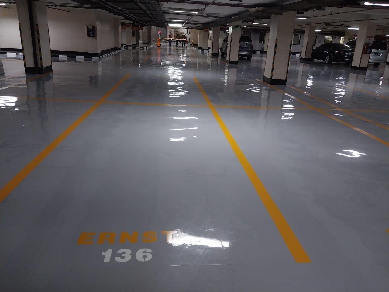 Marka chevron hitam kuning mengelilingi tugu granit di lantai parkir Jakarta Stock Exchange (5/8)