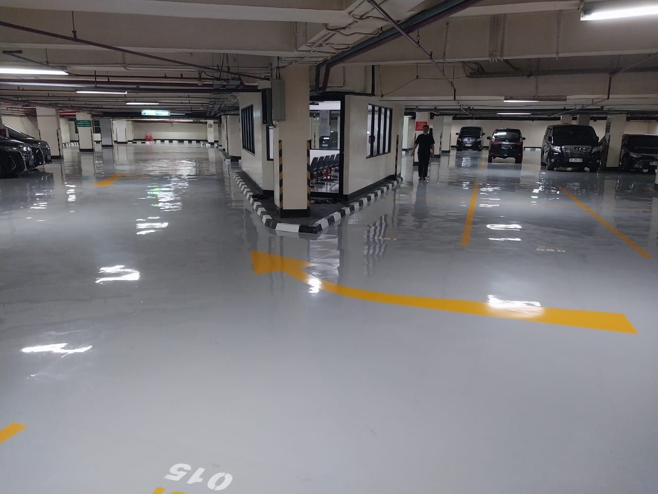 Marka chevron hitam kuning mengelilingi tugu granit di lantai parkir Jakarta Stock Exchange (6/8)