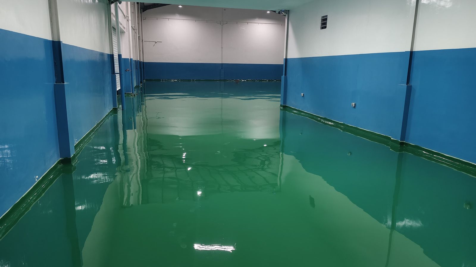 Lantai epoxy hijau dengan dinding biru di ruang produksi Jaya Kreasi (3/4)