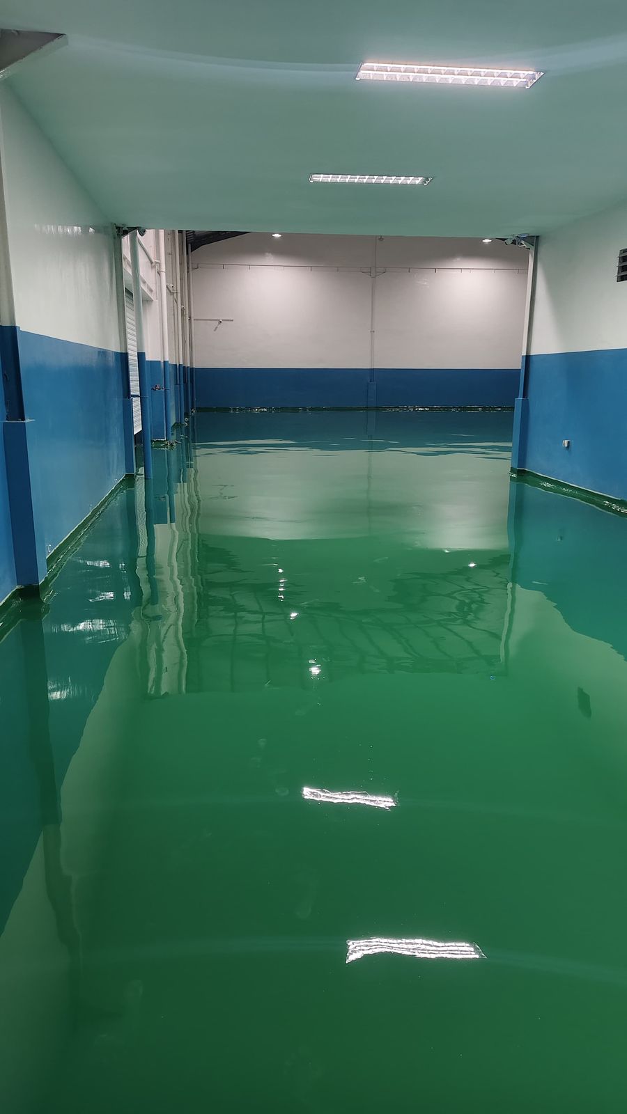 Lantai epoxy hijau dengan dinding biru di ruang produksi Jaya Kreasi (4/4)