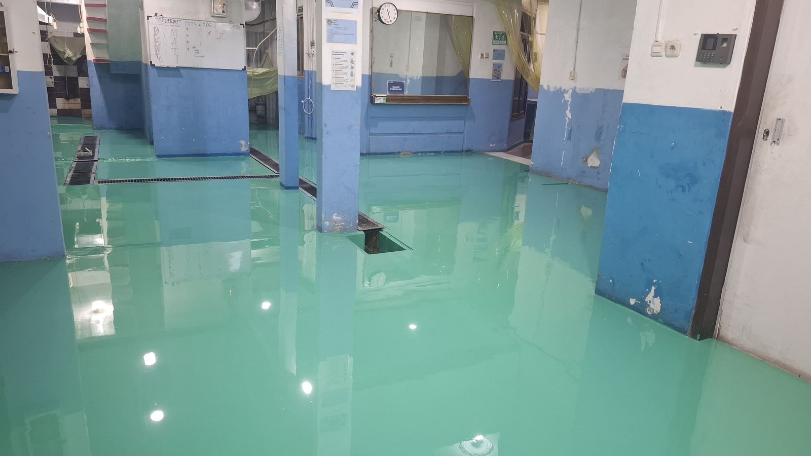 Dapur Karya Rasa Nusantara di Jatinegara dengan lantai epoxy hijau dan kolom biru (2/3)