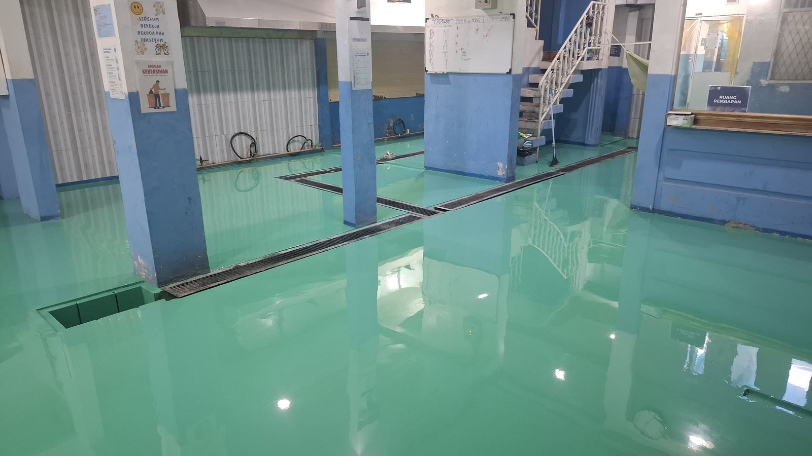Dapur Karya Rasa Nusantara di Jatinegara dengan lantai epoxy hijau dan kolom biru
