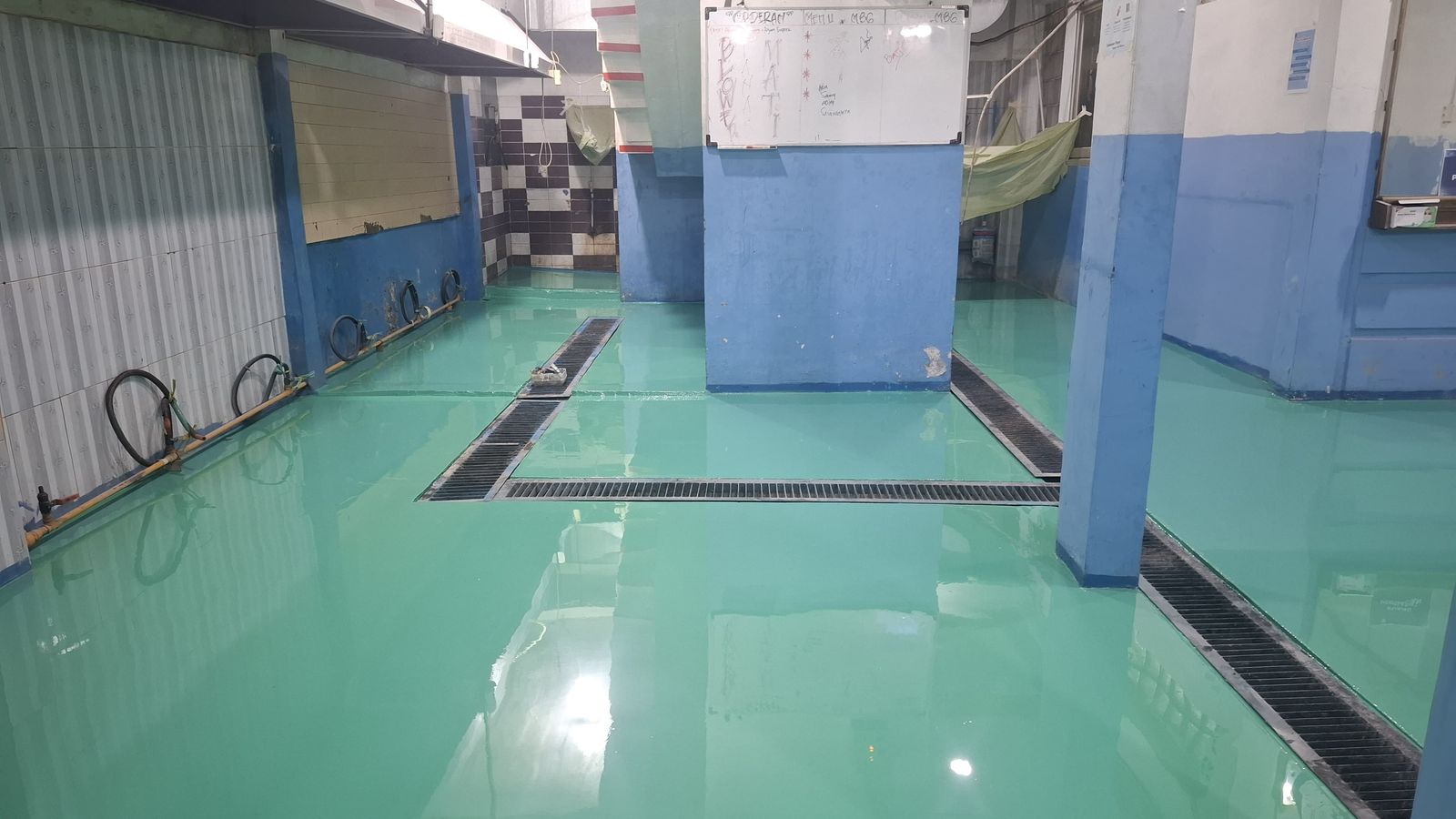 Dapur Karya Rasa Nusantara di Jatinegara dengan lantai epoxy hijau dan kolom biru (3/3)