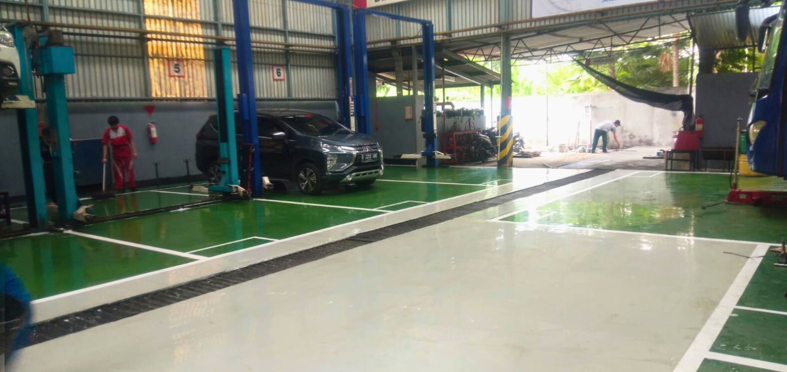 Bengkel Mitsubishi Lautan Berlian dengan lantai epoxy hijau dan marka jalur putih (2/4)