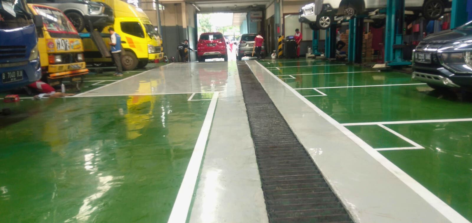 Bengkel Mitsubishi Lautan Berlian dengan lantai epoxy hijau dan marka jalur putih