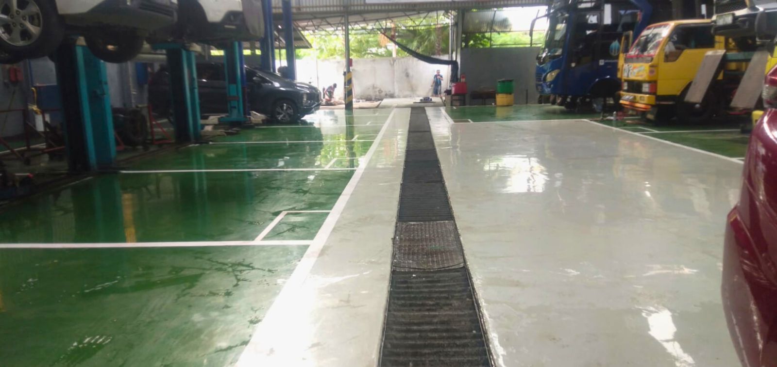 Bengkel Mitsubishi Lautan Berlian dengan lantai epoxy hijau dan marka jalur putih (3/4)