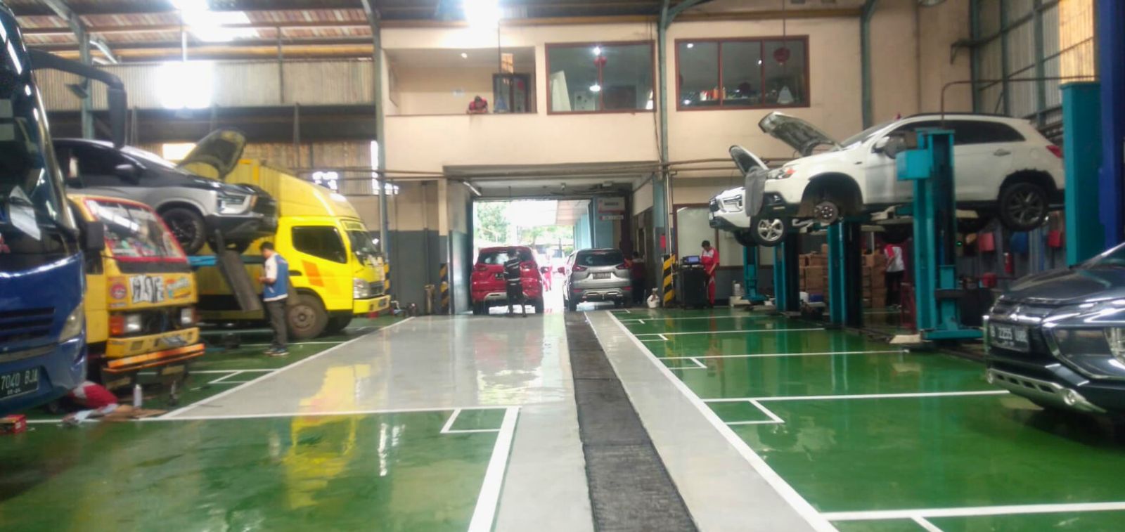 Bengkel Mitsubishi Lautan Berlian dengan lantai epoxy hijau dan marka jalur putih (4/4)