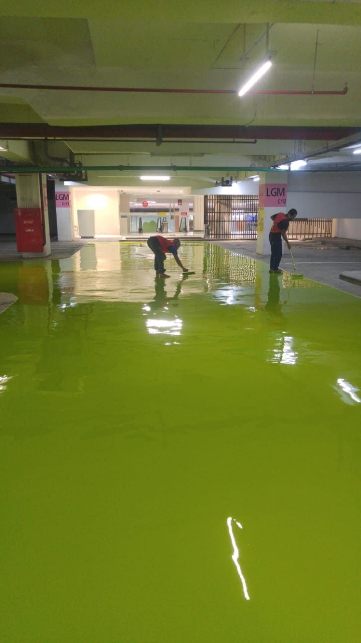 Jalur oranye dan zebra putih di lantai parkir Lippo Mall Puri (2/5)