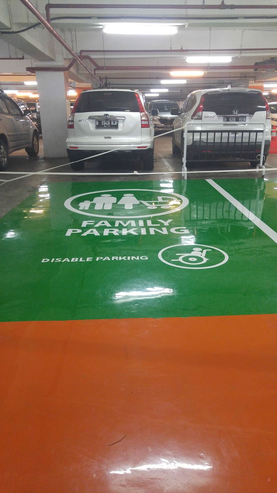 Jalur oranye dan zebra putih di lantai parkir Lippo Mall Puri (3/5)