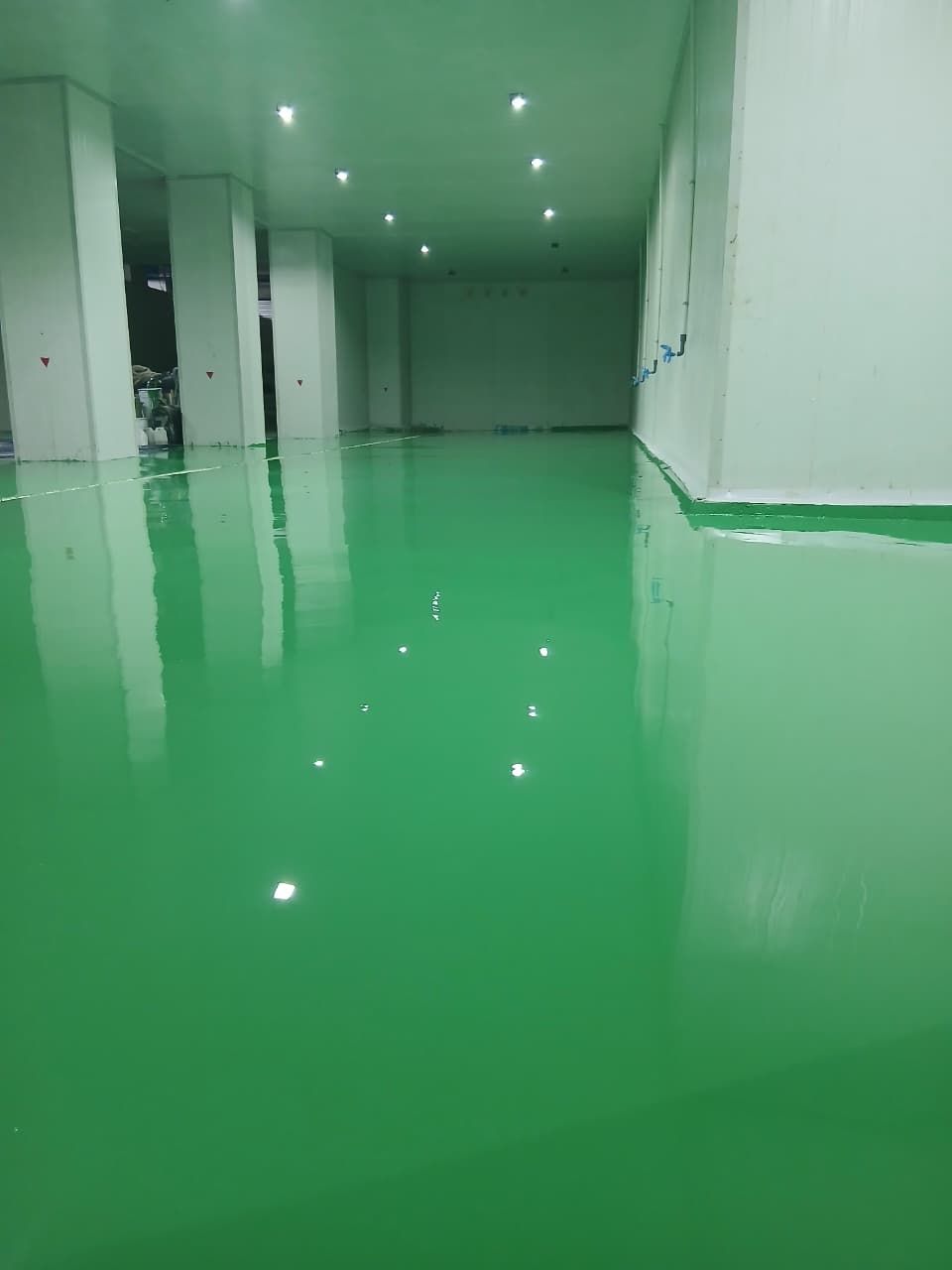 Koridor Marina Lautan Sejahtera dengan lantai epoxy hijau tanpa sambungan