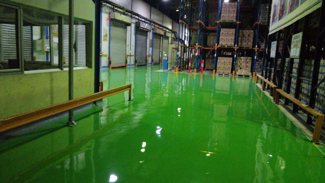 Koridor pabrik Mayora dengan lantai epoxy hijau dan garis jalur kuning di kedua sisi (4/8)