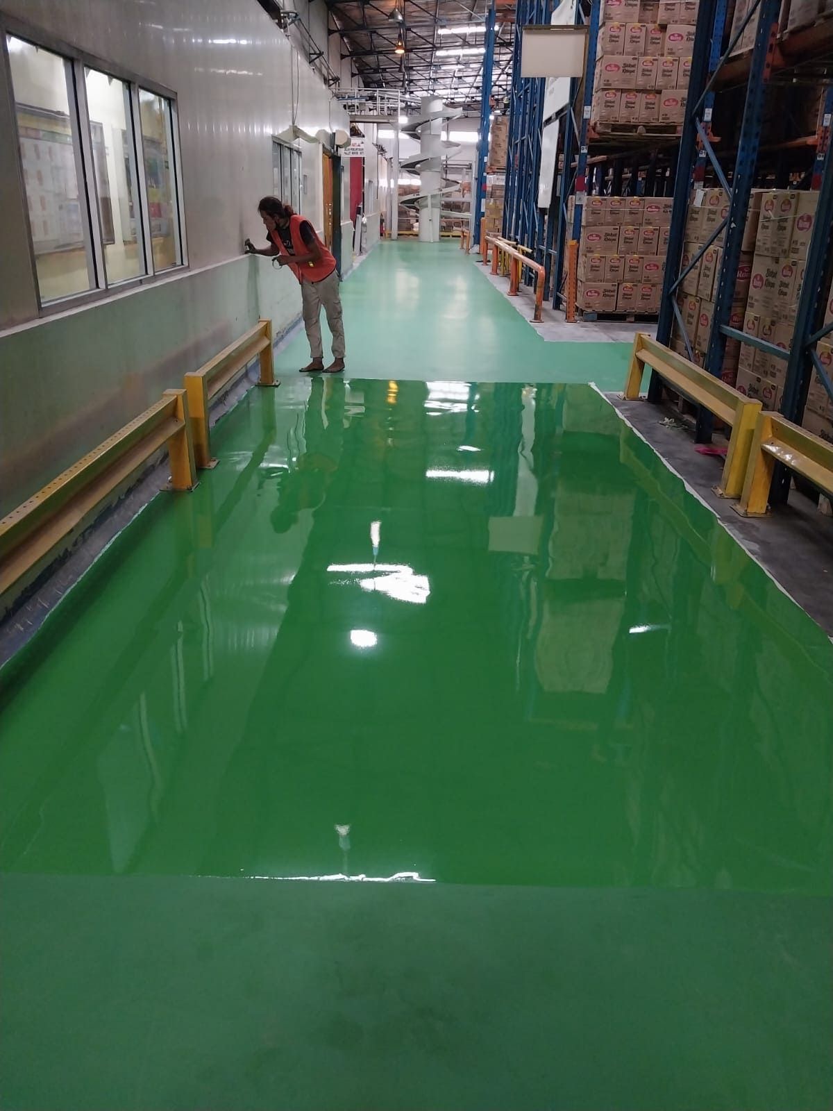 Koridor pabrik Mayora dengan lantai epoxy hijau dan garis jalur kuning di kedua sisi (8/8)