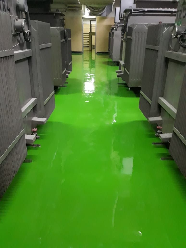 Jalur oranye di atas lantai epoxy abu-abu pada area servis Menara Mandiri (2/4)