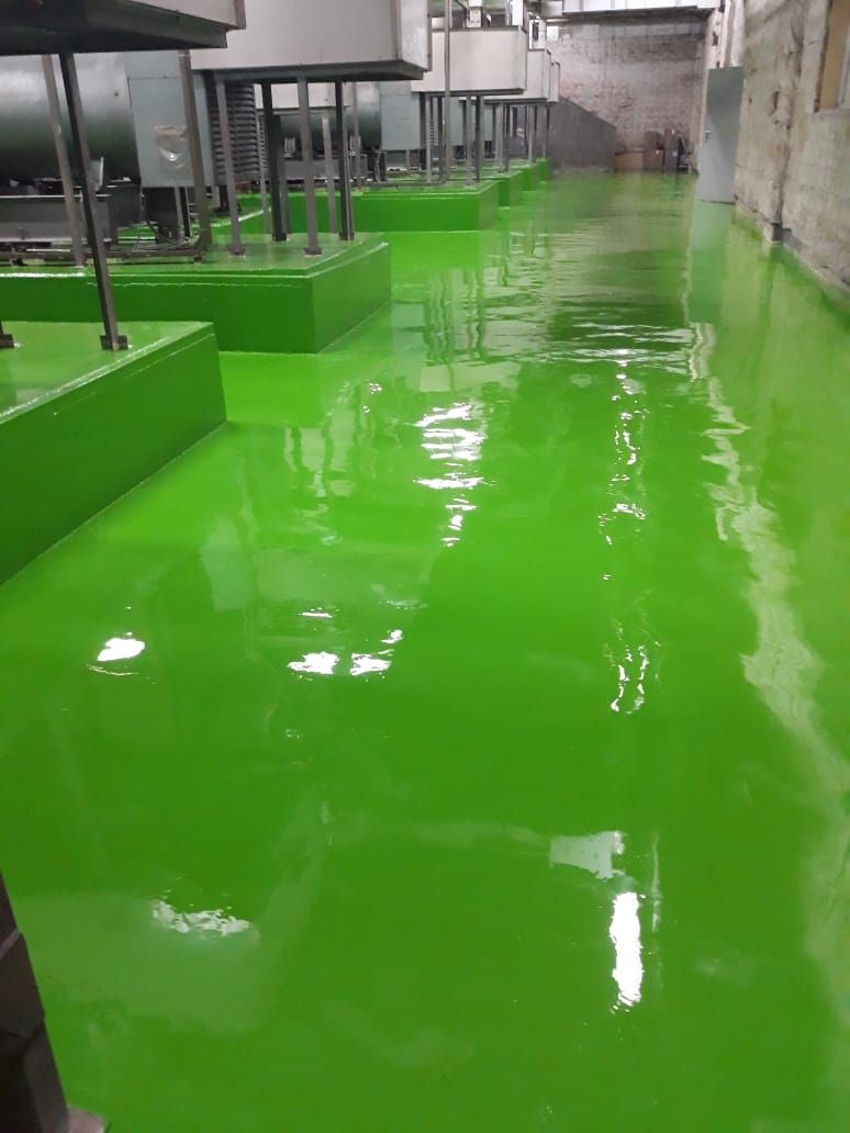 Jalur oranye di atas lantai epoxy abu-abu pada area servis Menara Mandiri (3/4)