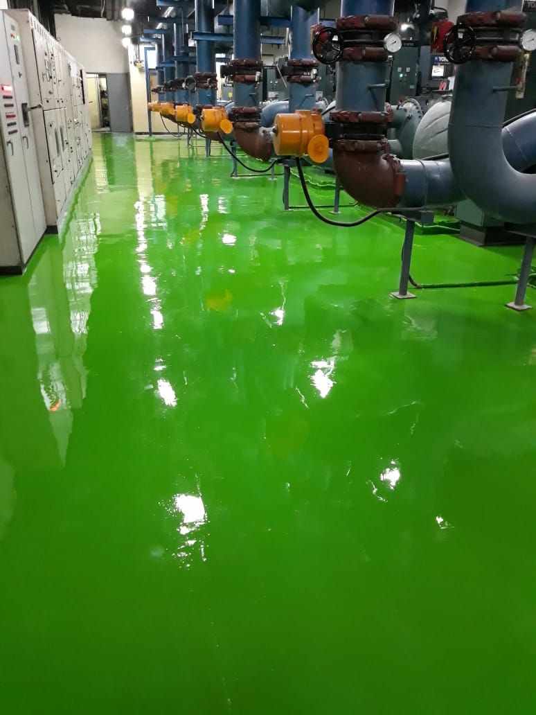 Jalur oranye di atas lantai epoxy abu-abu pada area servis Menara Mandiri (4/4)