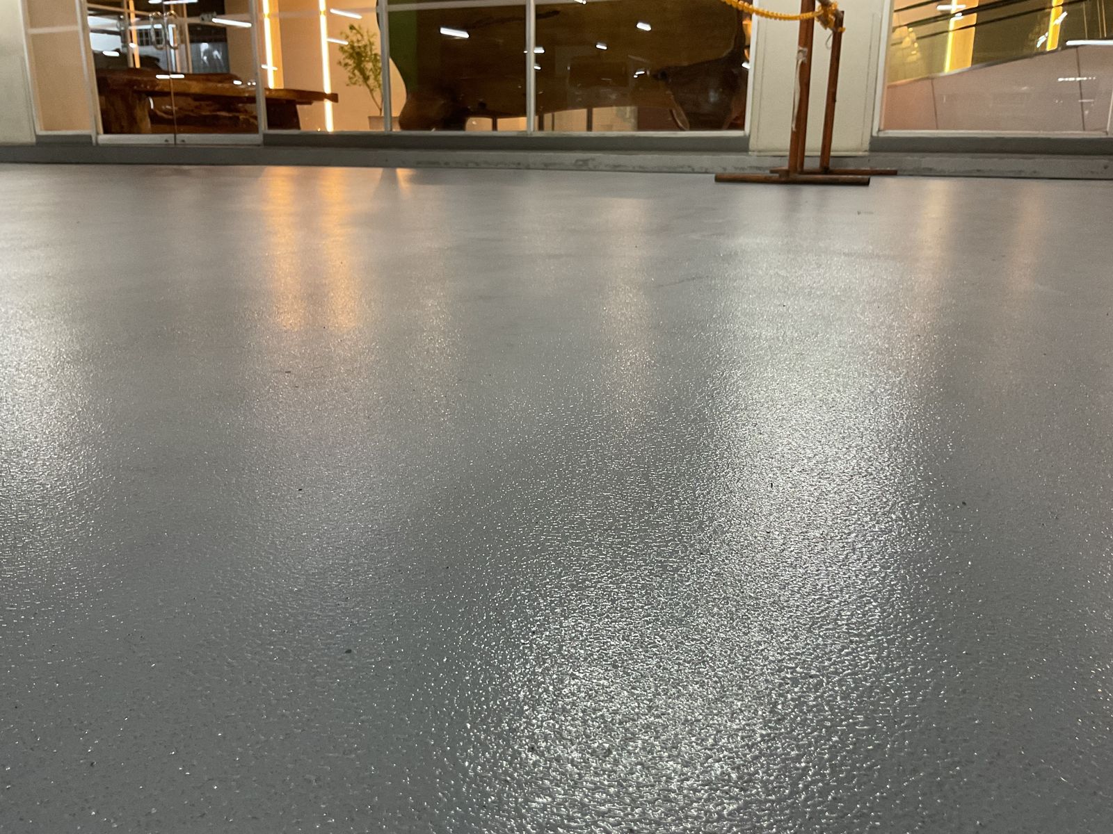 Lantai area publik MGK Kemayoran setelah pelapisan UV Coating (2/3)