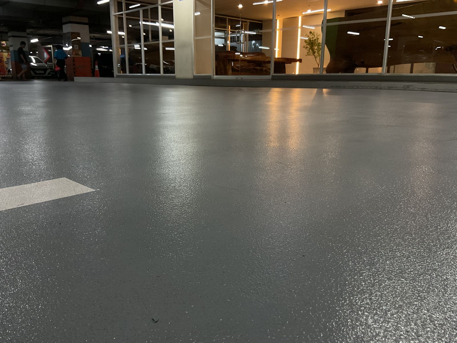 Lantai area publik MGK Kemayoran setelah pelapisan UV Coating (3/3)