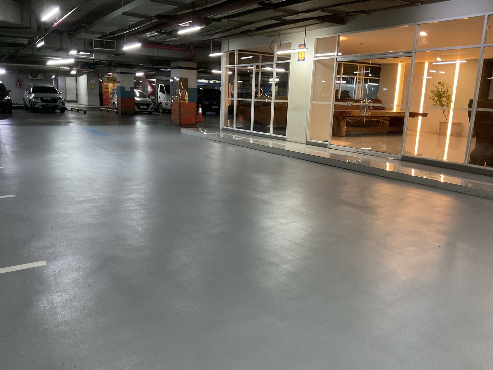 Lantai area publik MGK Kemayoran setelah pelapisan UV Coating