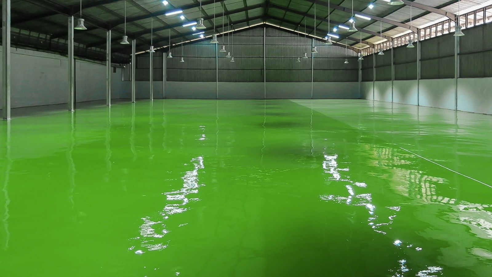 Lantai epoxy hijau dengan grid marka kuning di gudang PT Indonesia Nihon Seima (2/4)
