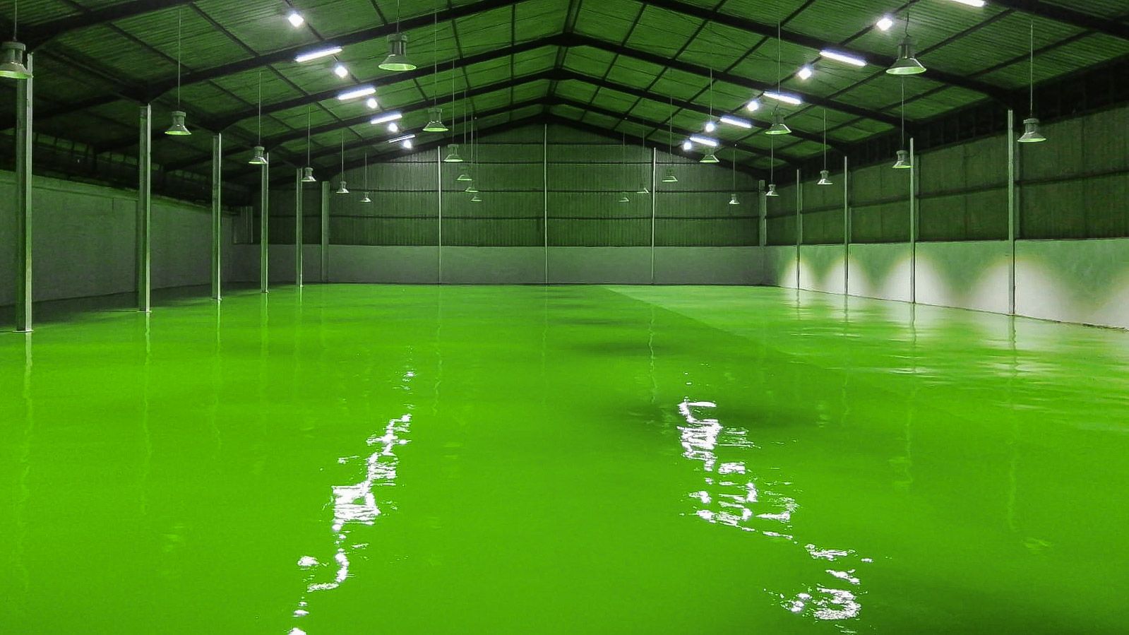 Lantai epoxy hijau dengan grid marka kuning di gudang PT Indonesia Nihon Seima (3/4)