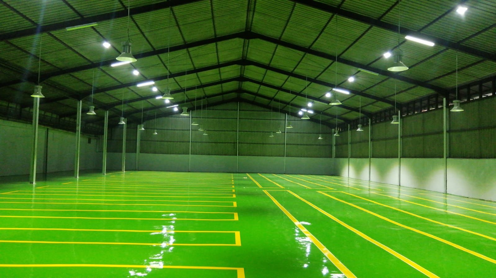 Lantai epoxy hijau dengan grid marka kuning di gudang PT Indonesia Nihon Seima (4/4)