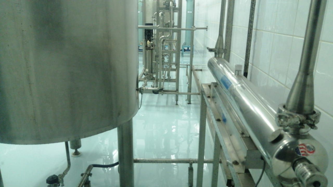 Ruang produksi Oryza Pharma Indonesia dengan lantai epoxy hijau mint tanpa sambungan (3/14)