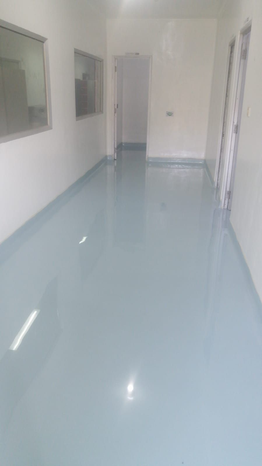 Ruang produksi Oryza Pharma Indonesia dengan lantai epoxy hijau mint tanpa sambungan (4/14)