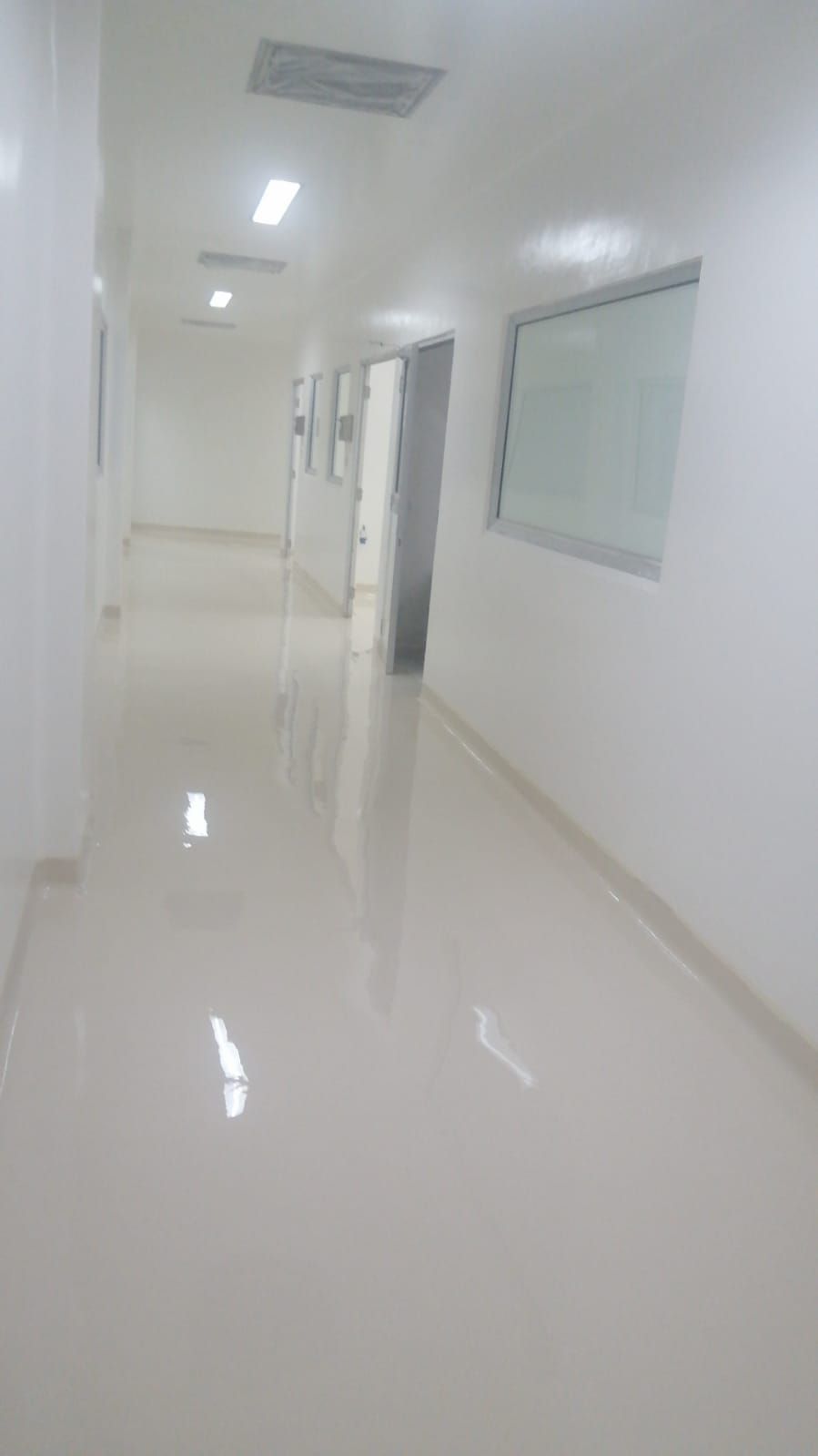 Ruang produksi Oryza Pharma Indonesia dengan lantai epoxy hijau mint tanpa sambungan (5/14)