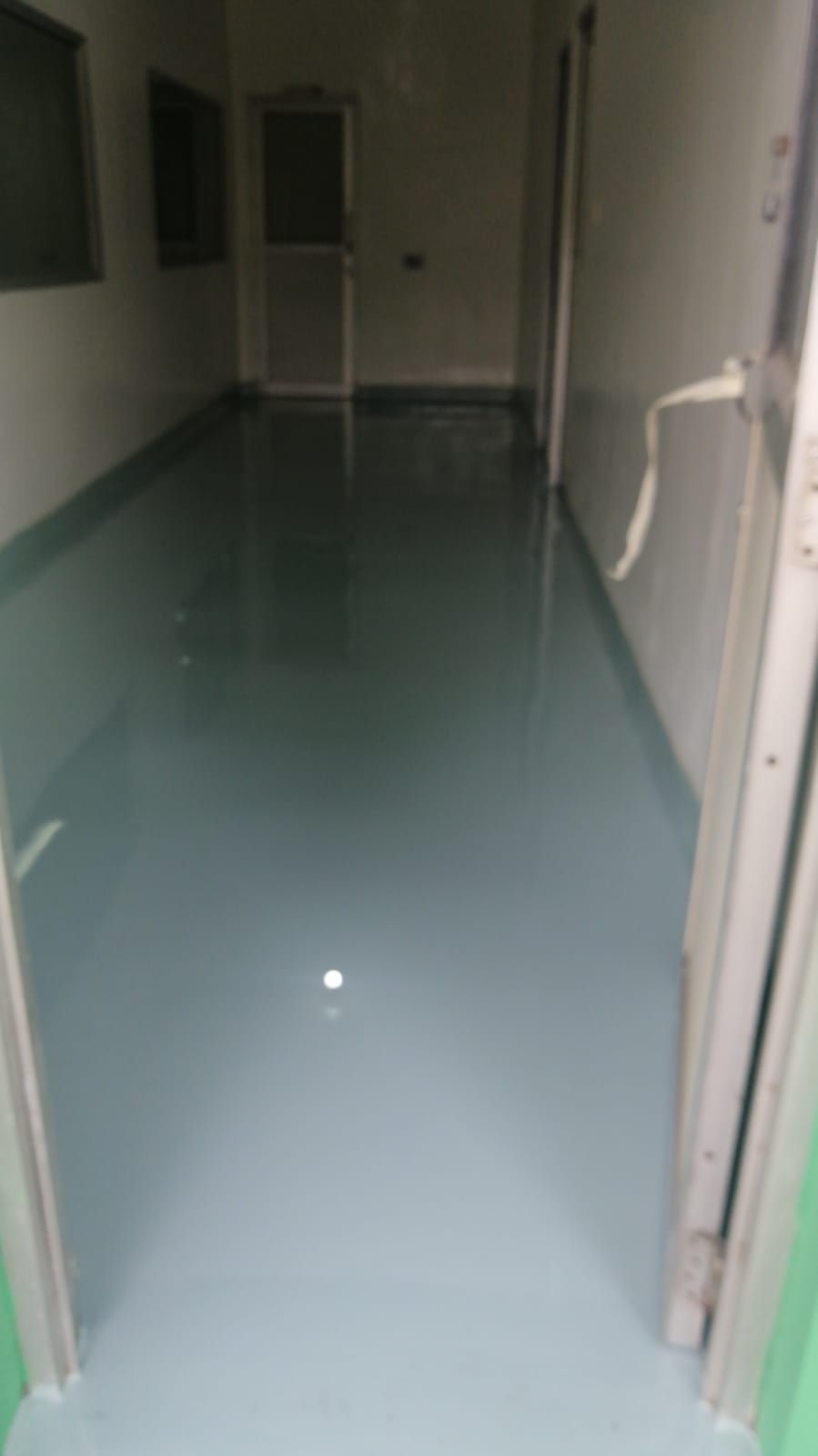 Ruang produksi Oryza Pharma Indonesia dengan lantai epoxy hijau mint tanpa sambungan (6/14)