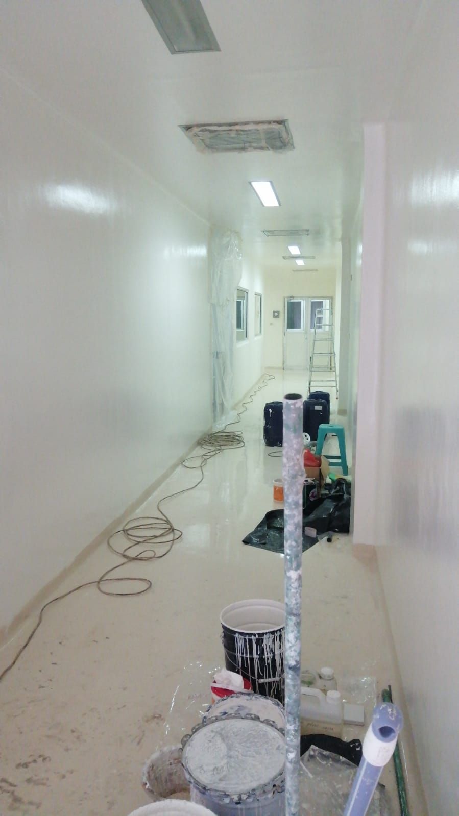 Ruang produksi Oryza Pharma Indonesia dengan lantai epoxy hijau mint tanpa sambungan (7/14)