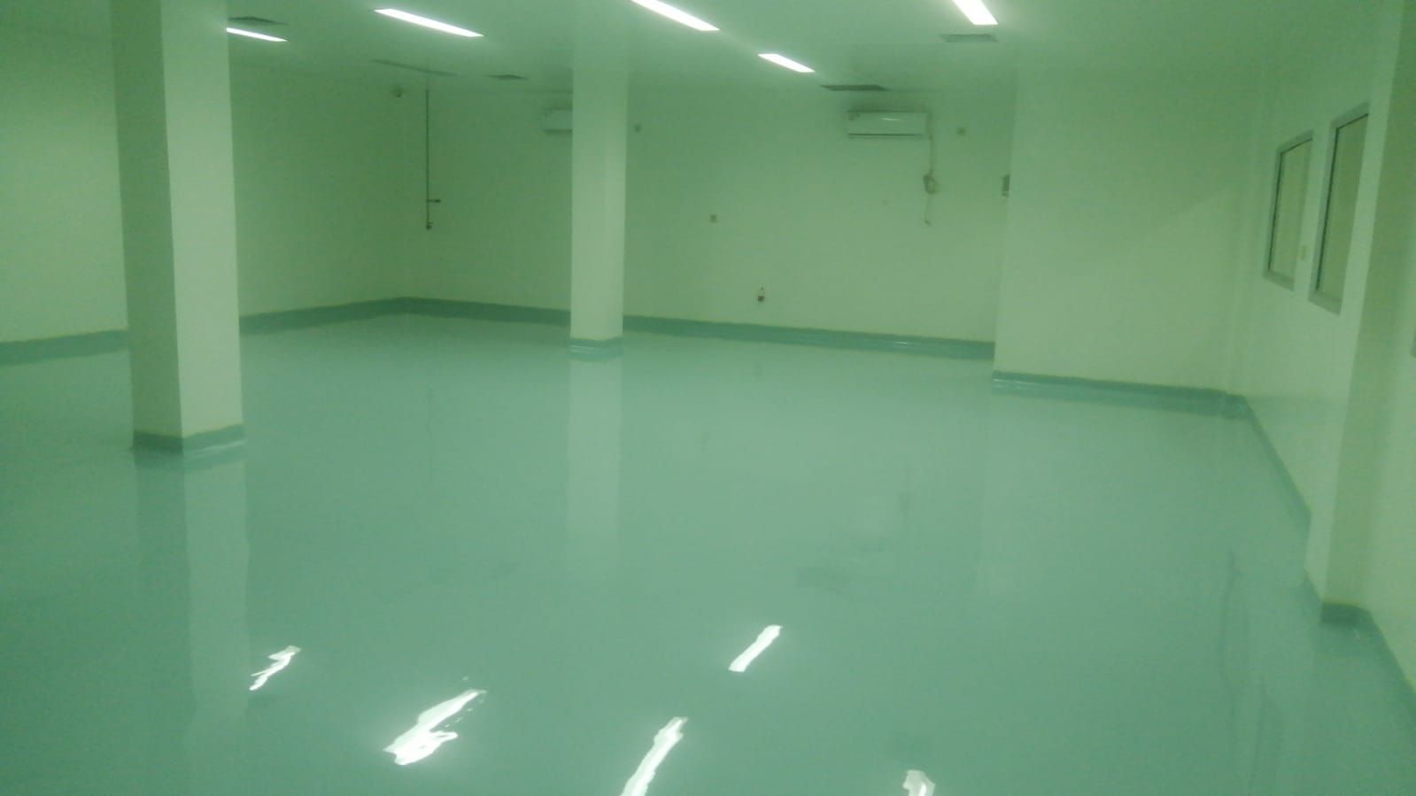 Ruang produksi Oryza Pharma Indonesia dengan lantai epoxy hijau mint tanpa sambungan