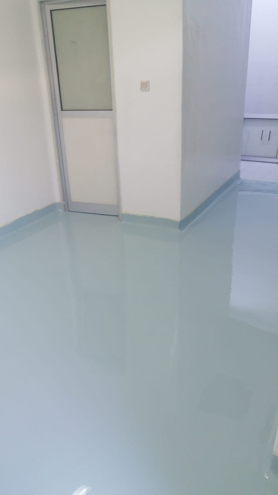 Ruang produksi Oryza Pharma Indonesia dengan lantai epoxy hijau mint tanpa sambungan (9/14)