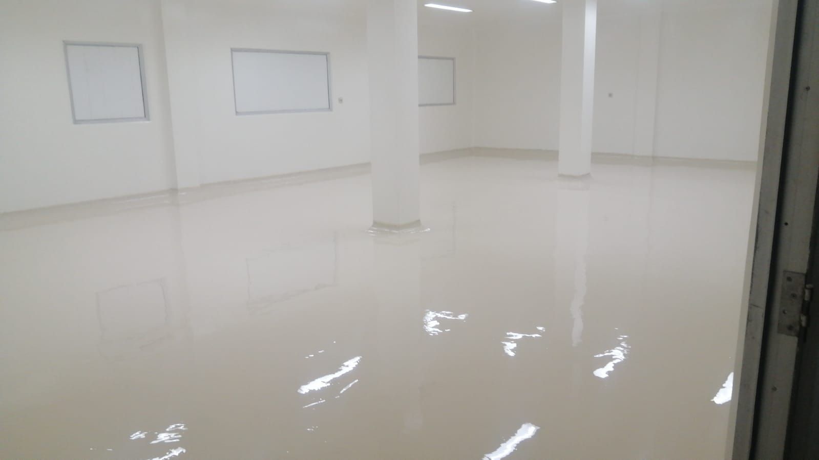 Ruang produksi Oryza Pharma Indonesia dengan lantai epoxy hijau mint tanpa sambungan (14/14)