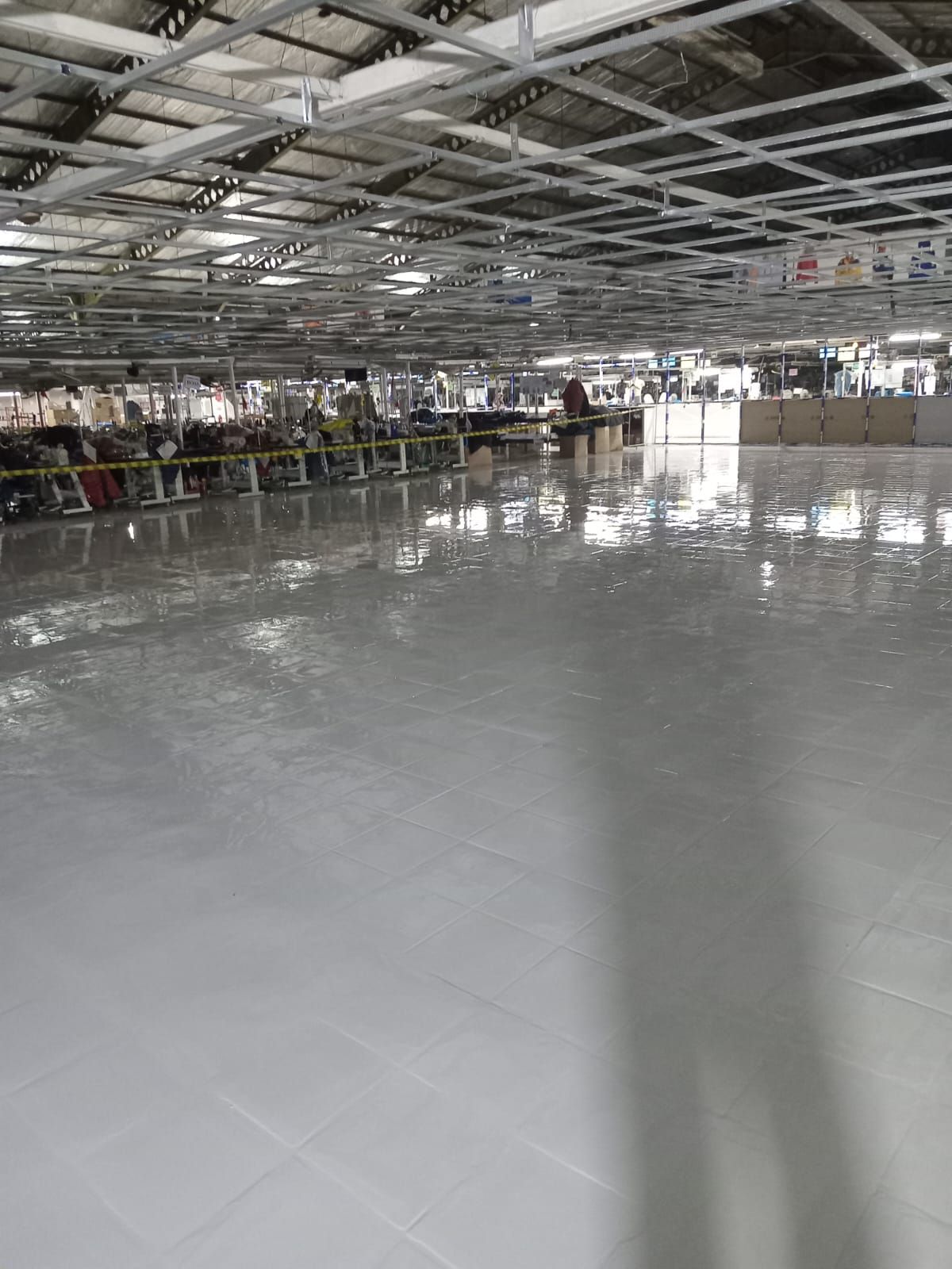 Lantai epoxy abu-abu membentang di ruang jahit PAN Brothers (2/3)