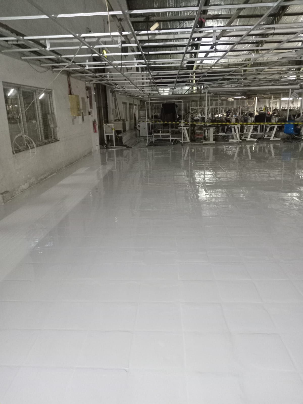 Lantai epoxy abu-abu membentang di ruang jahit PAN Brothers (3/3)