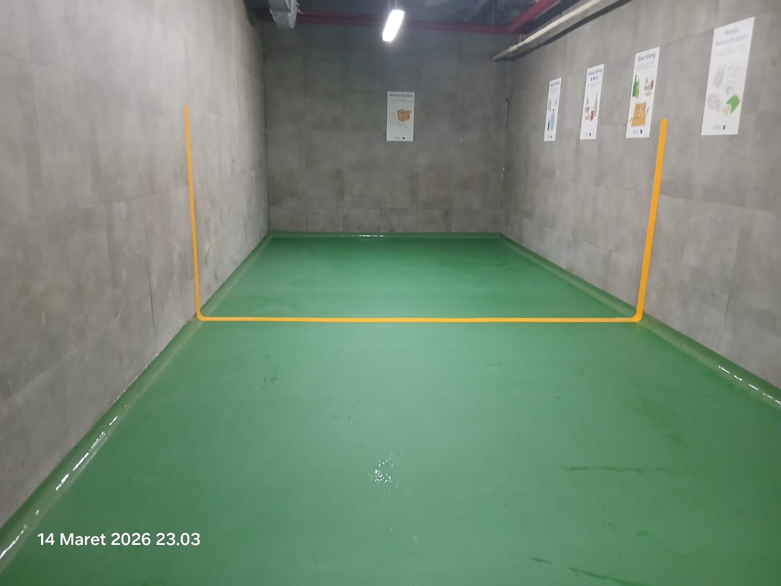 Ramp parkir PIK Avenue dengan lantai epoxy hijau dan marka kuning (3/3)