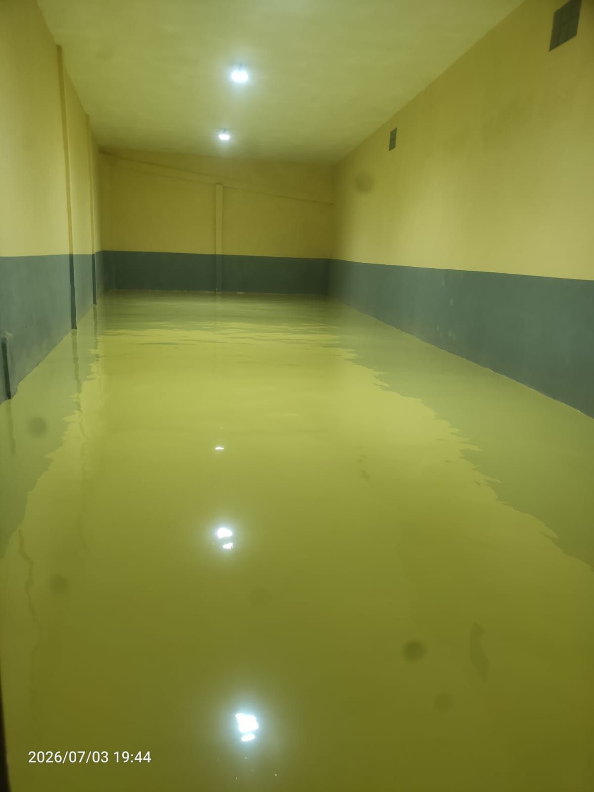 Lantai epoxy kuning mengilap memanjang di ruang produksi PIPE Indonesia Utama