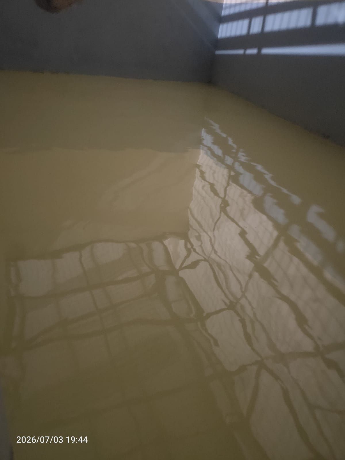 Lantai epoxy kuning mengilap memanjang di ruang produksi PIPE Indonesia Utama (2/2)