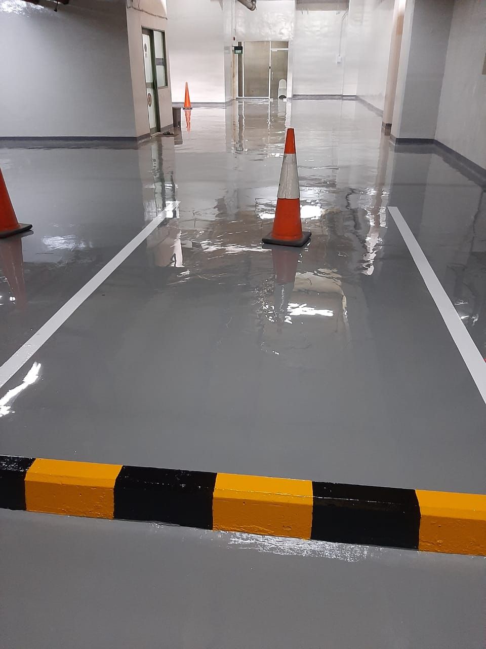 Ruang chiller Plaza Mandiri dengan lantai epoxy abu-abu kebiruan di antara jaringan pipa (3/3)