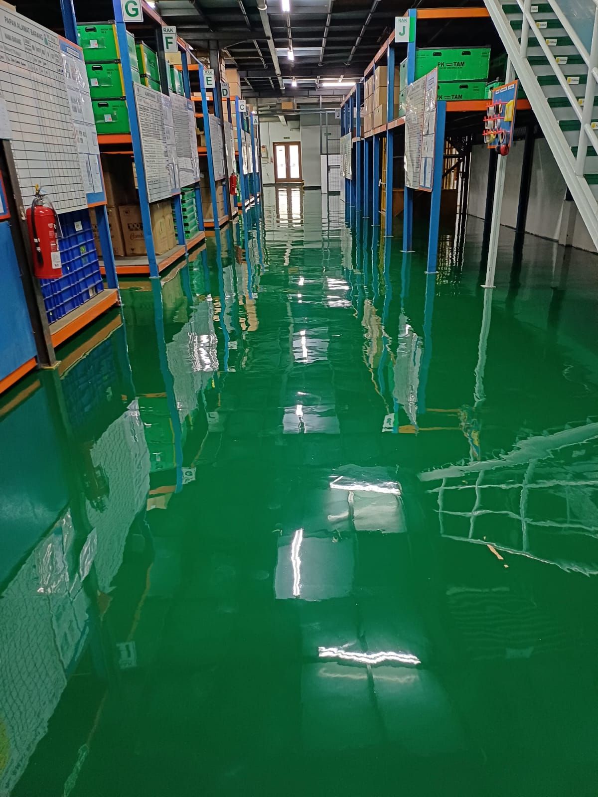 Area produksi Prima Komponen dengan lantai epoxy biru muda dan mesin di sepanjang dinding (4/4)