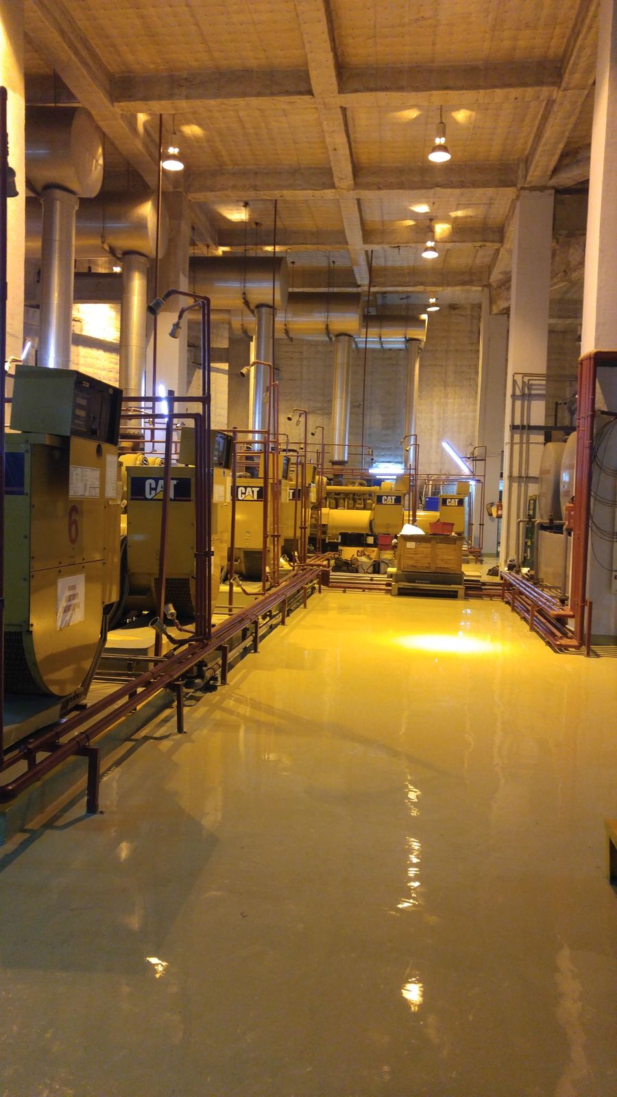 Area parkir Senayan City dengan lantai epoxy hijau mengilap dan mobil terparkir (2/7)